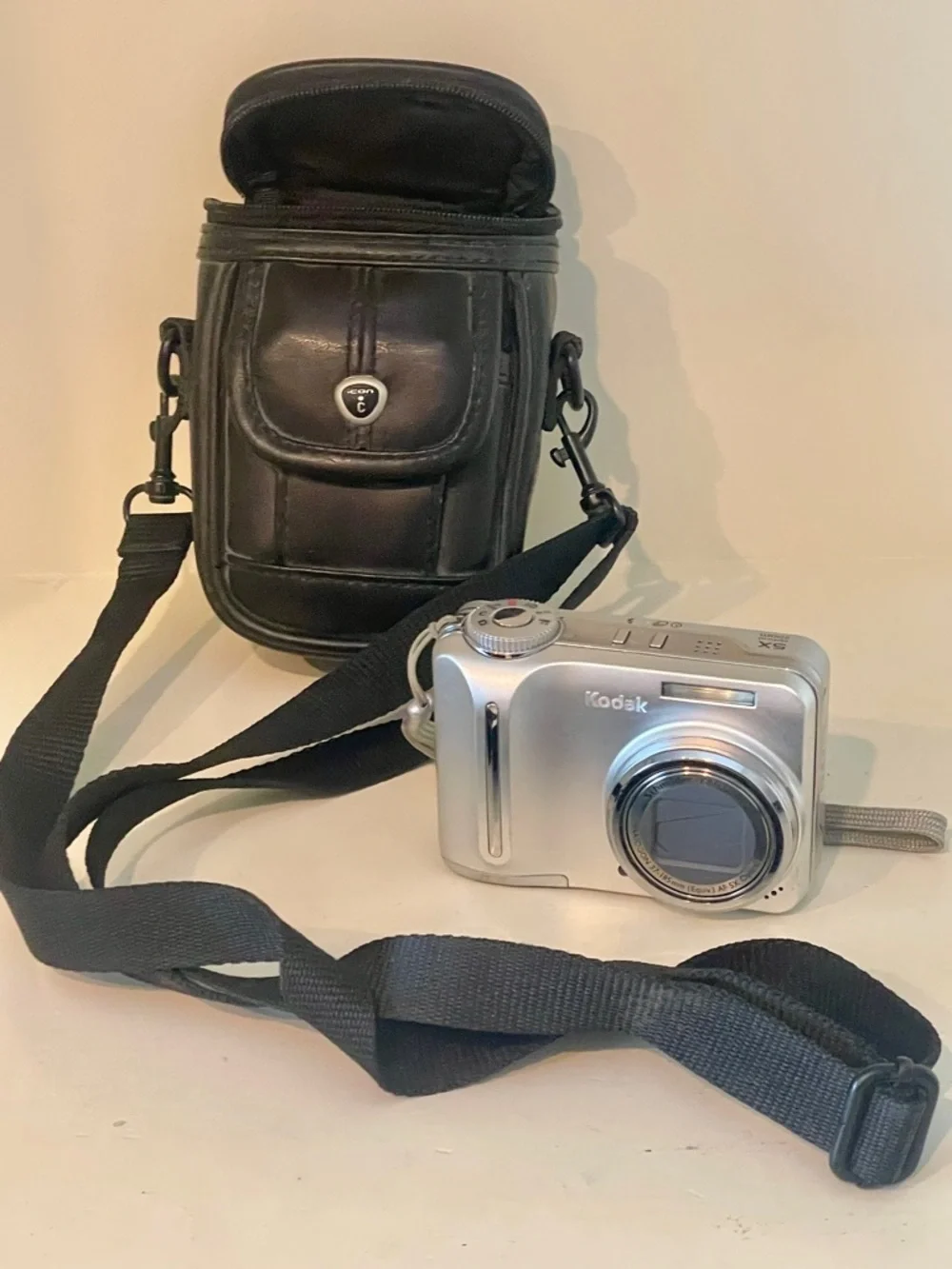 Kodak Digital Camera EasyShare 875 with case NOT WORKING parts only